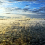 Холодным зимним утром поднимающийся морской дым покрывает залив в Круунувуоренселкя Фото: Niklas Sjöblom